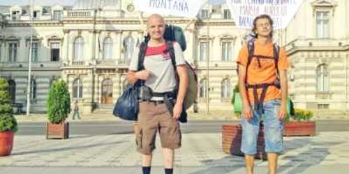 Băcăuanii Florin Suciu (stânga) şi Sebastian Muscalu vor dona statului doi cercei din aur de 14 carate 