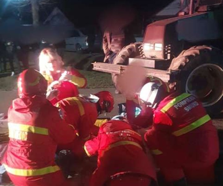 Un copil de 13 ani a murit, iar un altul a fost rănit după ce scuterul pe care circulau a fost lovit de un tractor