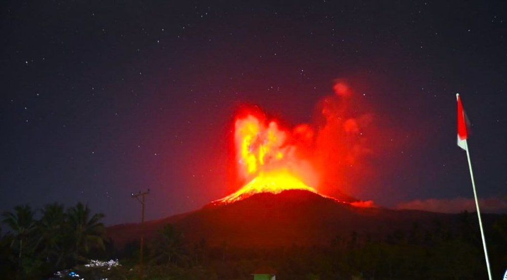 Erupţie spectaculoasă a vulcanului Lewotobi din Indonezia: coloană de cenuşă de 10 kilometri