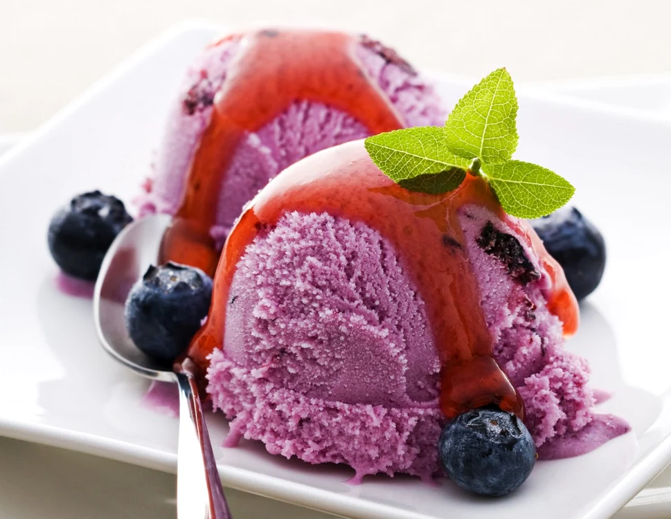 Îngheţata cu afine, de două ori periculoasă. Îngheţata este doar un desert cu foarte puţine urme de lapte şi afinele din ea sunt doar un colorant alimentar, carmin sau E120