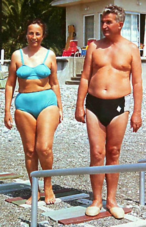 
    Elena Ceauşescu a dat de pomană, deşi toţi ştiau că este ateeFoto: ceausescunicolae.wordpress.com  