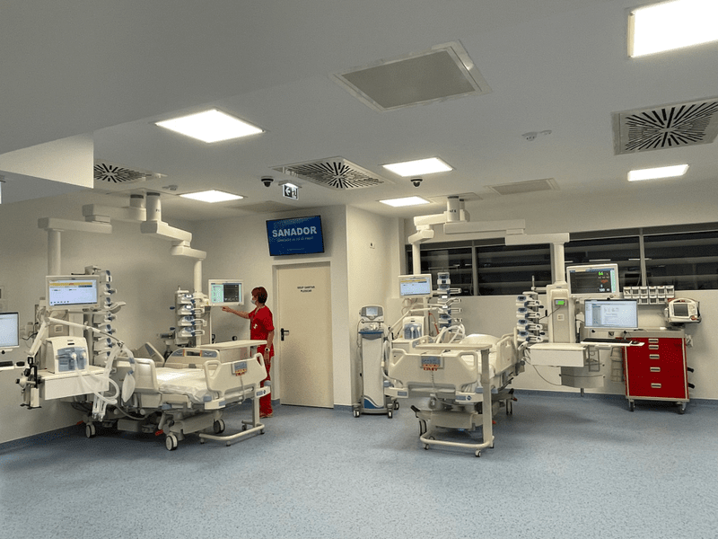 Spitalul Clinic SANADOR a inaugurat primul bloc operator complet digitalizat și prima sală hibridă mobilă din România