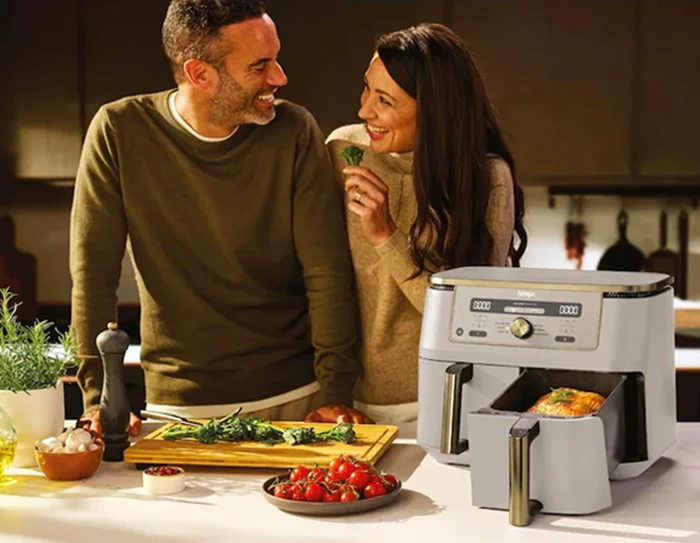 Friteuza cu aer cald air fryer Ninja Foodi DualZone AF400 Sursă Amazon.de