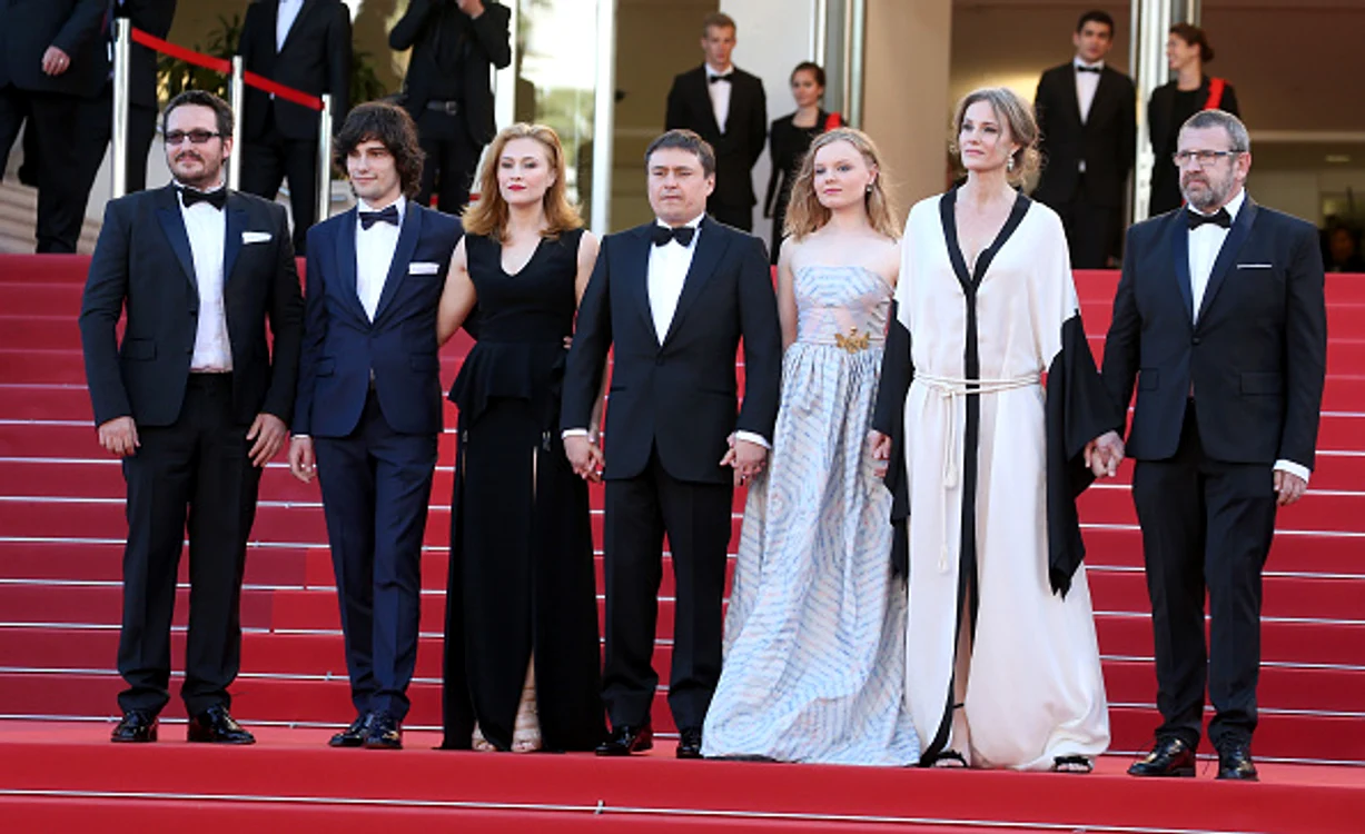 
    Cristian Mungiu și actorii din "Bacalaureat", pe covorul roșu de la CannesFoto: Getty  