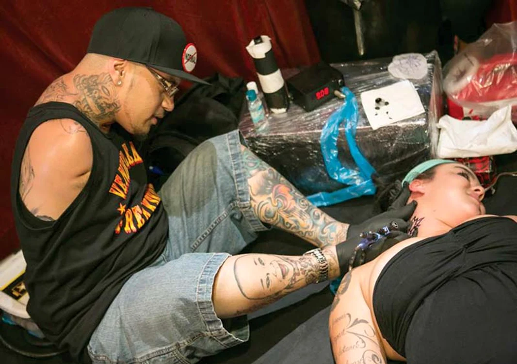 
    Brian Tagalog s-a născut fără membre superioare,  dar asta nu l-a împiedicat să devină un artist recunoscut pe plan mondial  