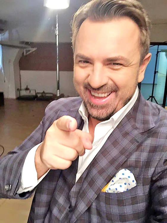 Fotoreporterii Click! l-au surprins pe Smiley în timp ce trăgea grăbit un troler, în aeroportul din Otopeni