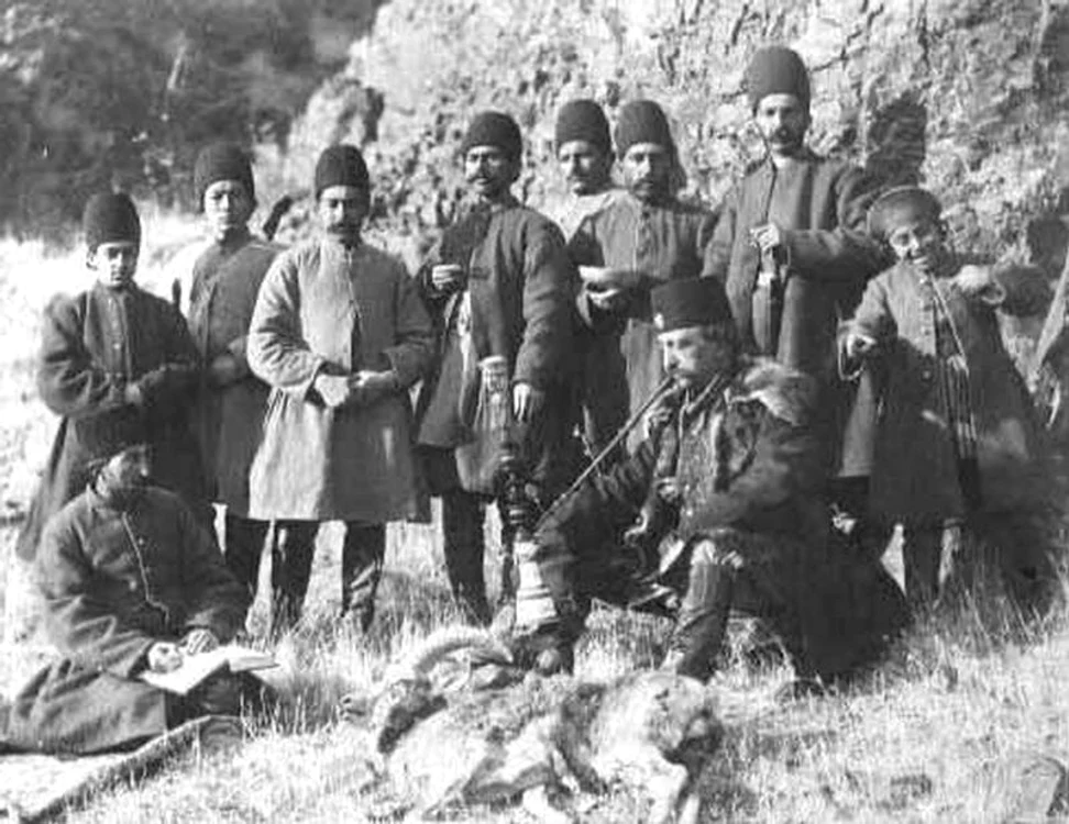 Șahul Naser al-Din fumând qalyan 