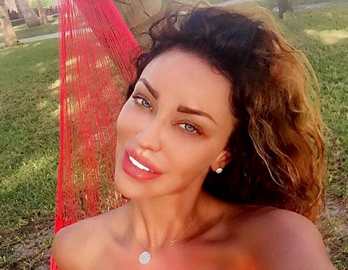 Bianca Drăguşanu are părul creţ atunci când nu se coafează
