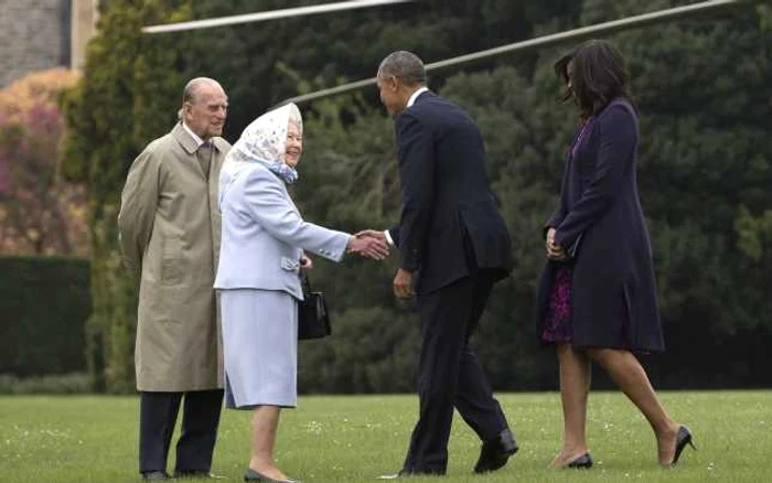 Barack şi Michelle Obama, întâmpinaţi pe peluza Castelului Winsdor de regina Elisabeta a II-a şi soţul său, ducele de Edinburgh FOTO AP