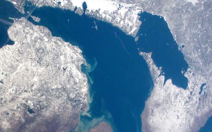 Lacul Huron se numără printre cele mai întinse lacuri din lume. Wikipedia. 