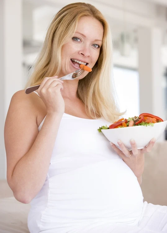 
    Legumele proaspete sunt bogate în acid folic, foarte necesar femeilor însărcinate  