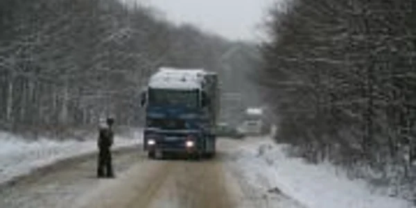Se circulă în condiţii de iarnă  pe toate drumurile din judeţ
