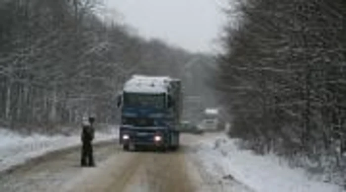 Se circulă în condiţii de iarnă pe toate drumurile din judeţ