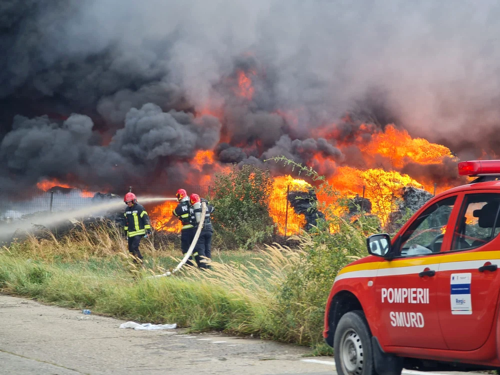 
    Pompierii sting un incendiu de vegetațieFOTO: IGSU  
