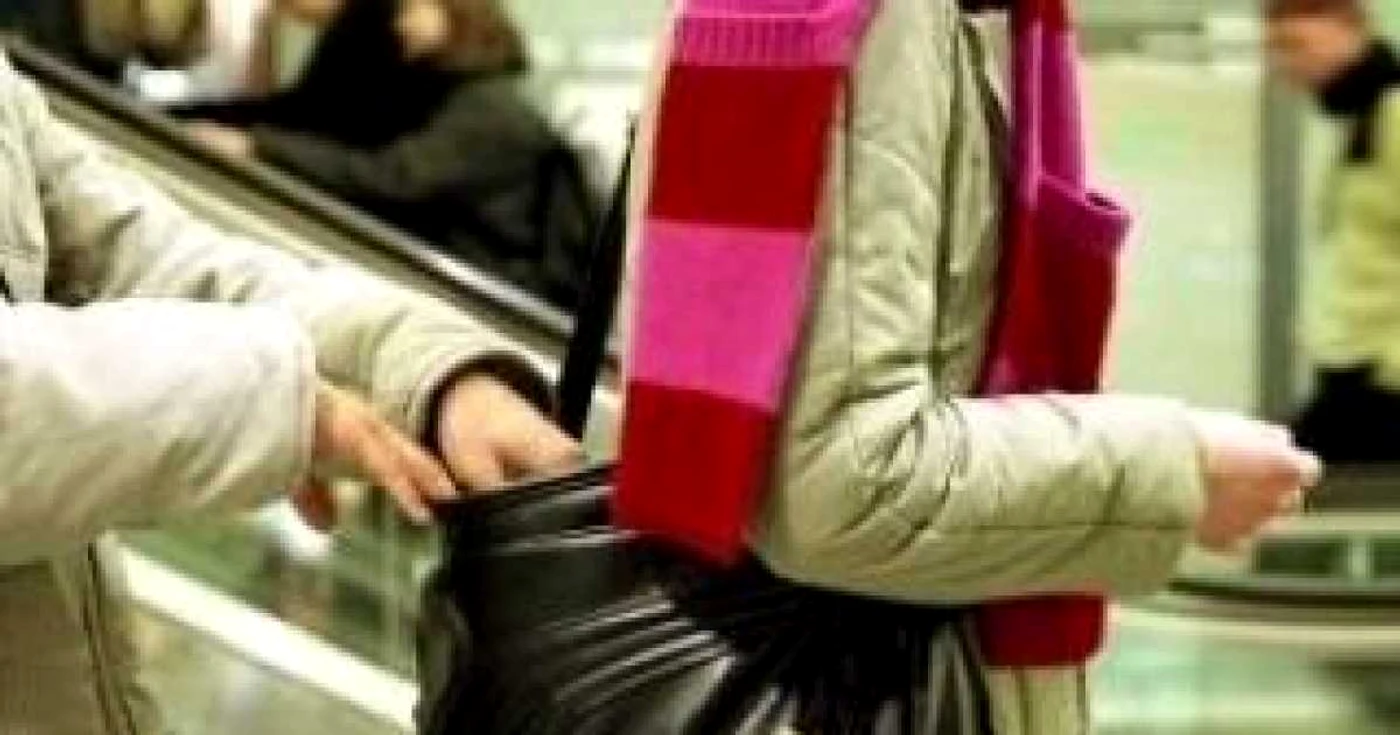 O prahoveancă s-a „trezit“ cu mâna în geanta şi pe banii unei cliente dintr-un oficiu poştal (foto: arhivă)