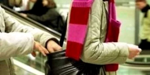 O prahoveancă s-a „trezit“ cu mâna în geanta şi pe banii unei cliente dintr-un oficiu poştal (foto: arhivă)