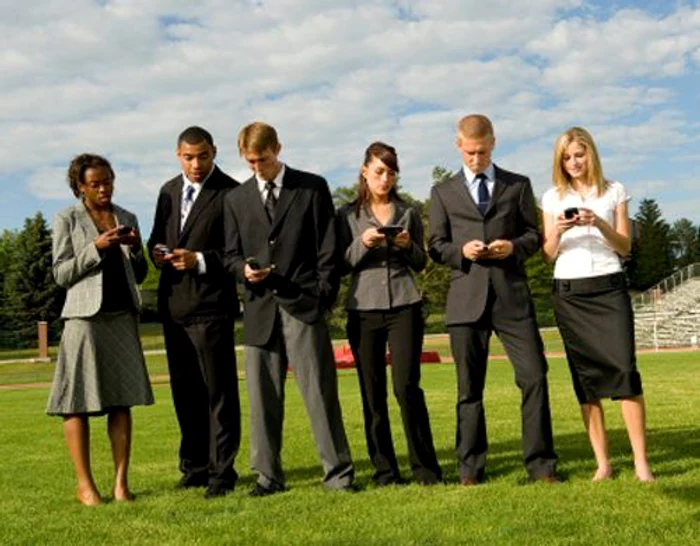 
    Oamenii petrec din ce în ce mai mult timp pe telefon, neglijând persoana iubităFoto Shutterstock  