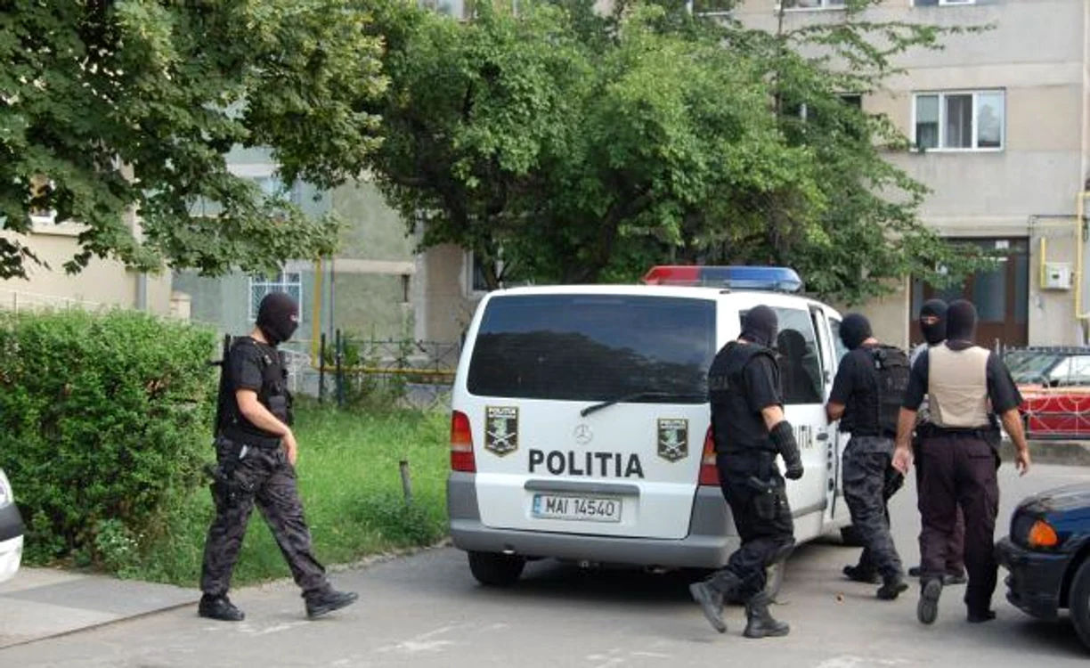 Procurorii DIICOT au efectuat mai multe percheziţii domiciliare la Braşov, pentru a destructura reţeaua infracţională