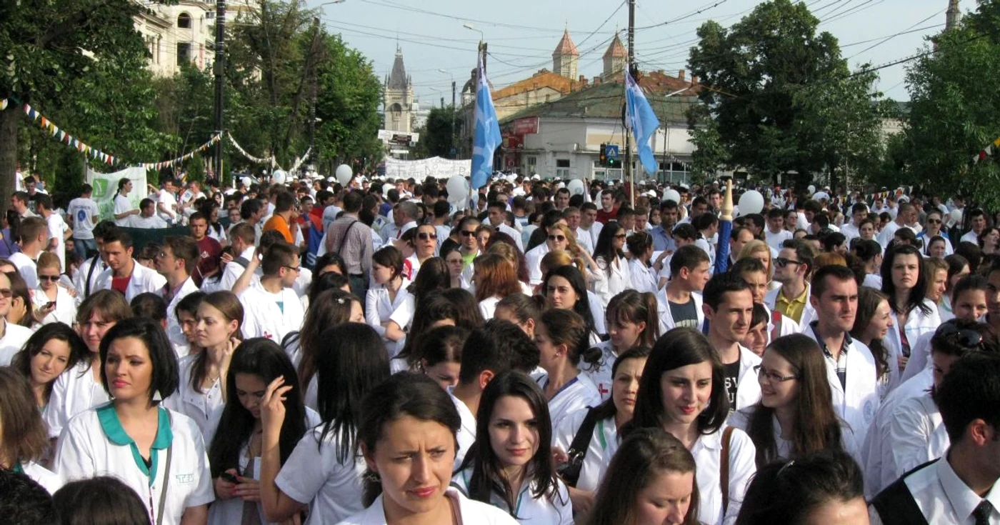 Absolvenţii de la cele cinci universităţi de stat au defilat în centrul Iaşiului