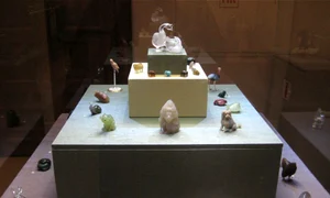 Cîinele Fabergé – ochi din smaralde și mustăți din platină jpeg