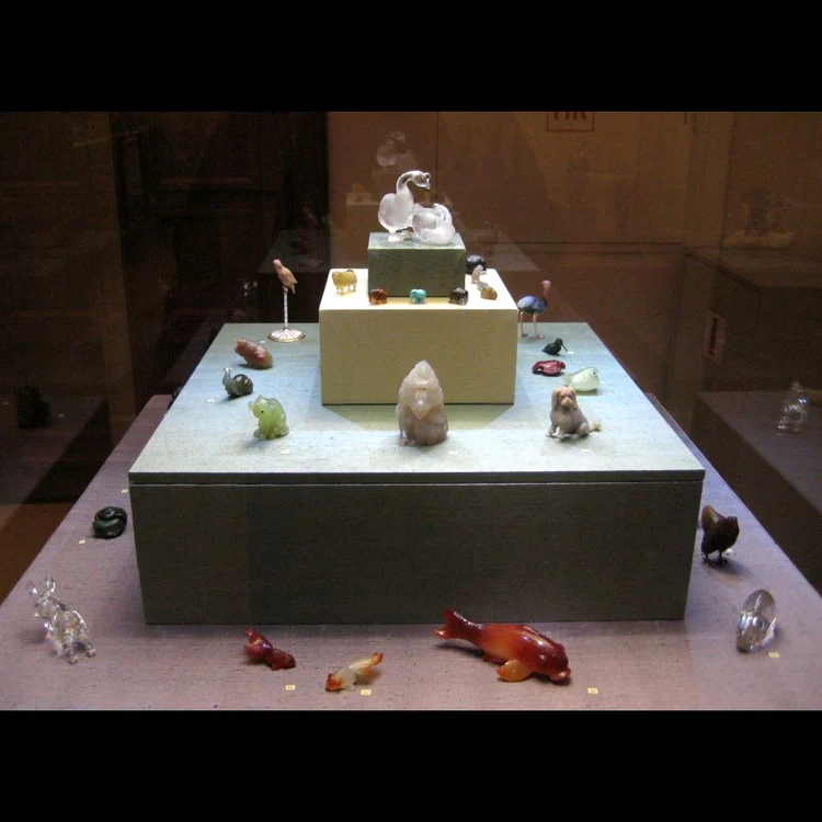 Cîinele Fabergé – ochi din smaralde și mustăți din platină jpeg