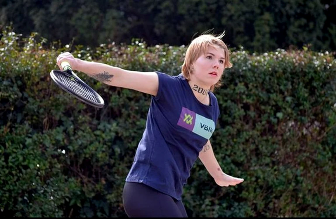 Oleksandra Oliynykova și tatuajul ei cu 2006 pe partea anterioară a gâtuluiFOTO: Instagram