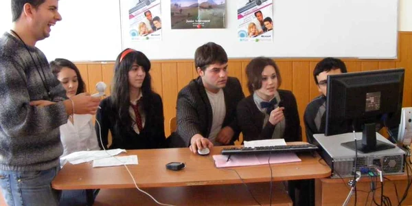 Echipa Liceului de Informatică a conceput autoturismul cu etaj Foto: Mihai Bacalu