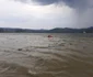 Barcă cu două persoane răsturnată de vijelie pe Olt pe un lac de acumulare din Râmnicu Vâlcea Foto ISU Vâlcea