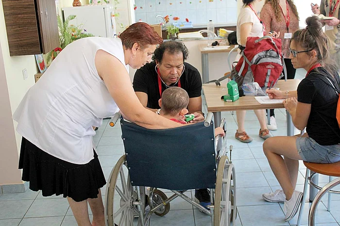 În blocul operator e o forfotă  de nedescris, iar Ken Conde dă consultaţii pe bandă rulantă