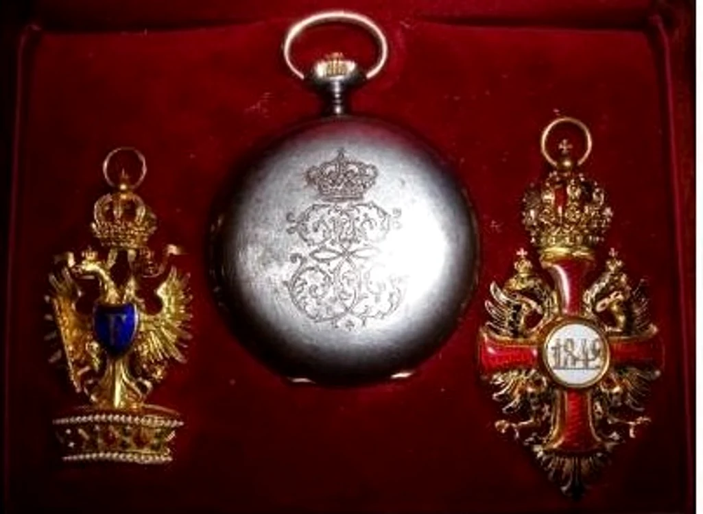Ceas cu monogram oferit de Regina Elisabeta si doua decoratii austro-ungare 