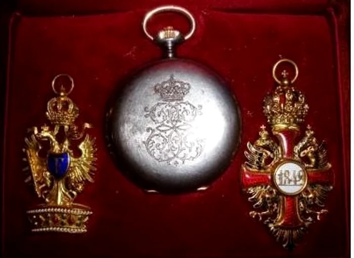 Ceas cu monogram oferit de Regina Elisabeta si doua decoratii austro-ungare