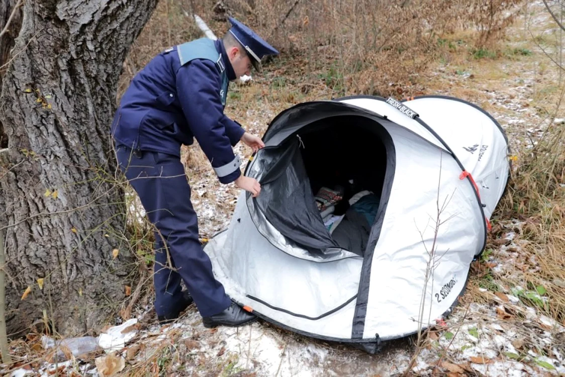 Momentul când poliţiştii au deschis cortul FOTO Libertatea
