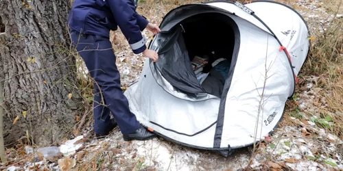 Cortul in care o femeie a stat 3 luni la marginea Brasovului FOTO Libertatea