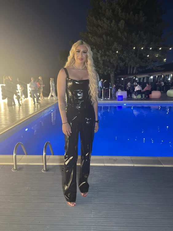 Sarah, fiica Anamariei Prodan a purtat o salopetă din latex