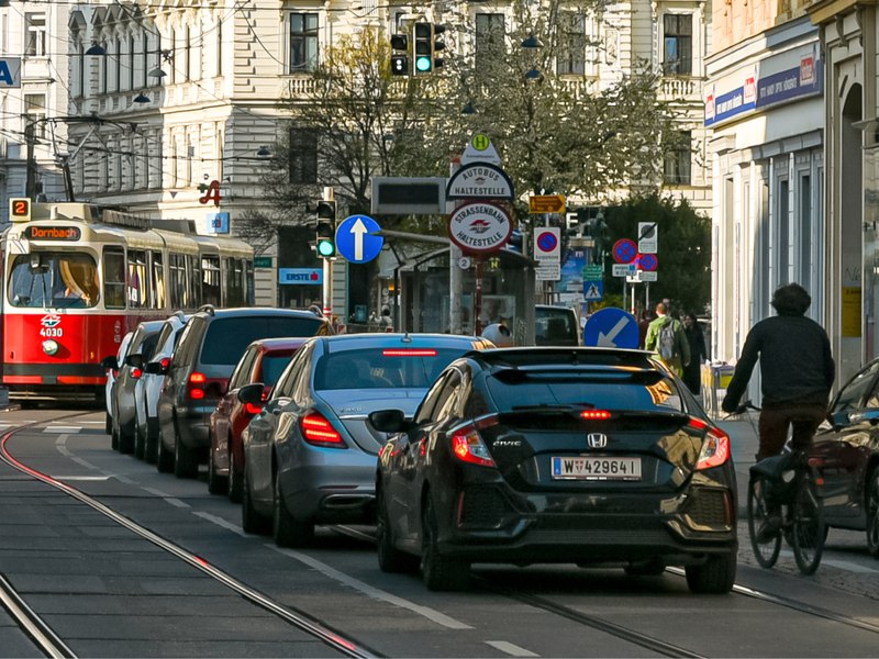Un român din Austria, implicat într-un conflict în trafic care a degenerat în violențe. A amenințat un brazilian cu un cuțit 