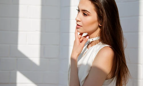 1 femeie cu expresie ganditoare jpg jpeg