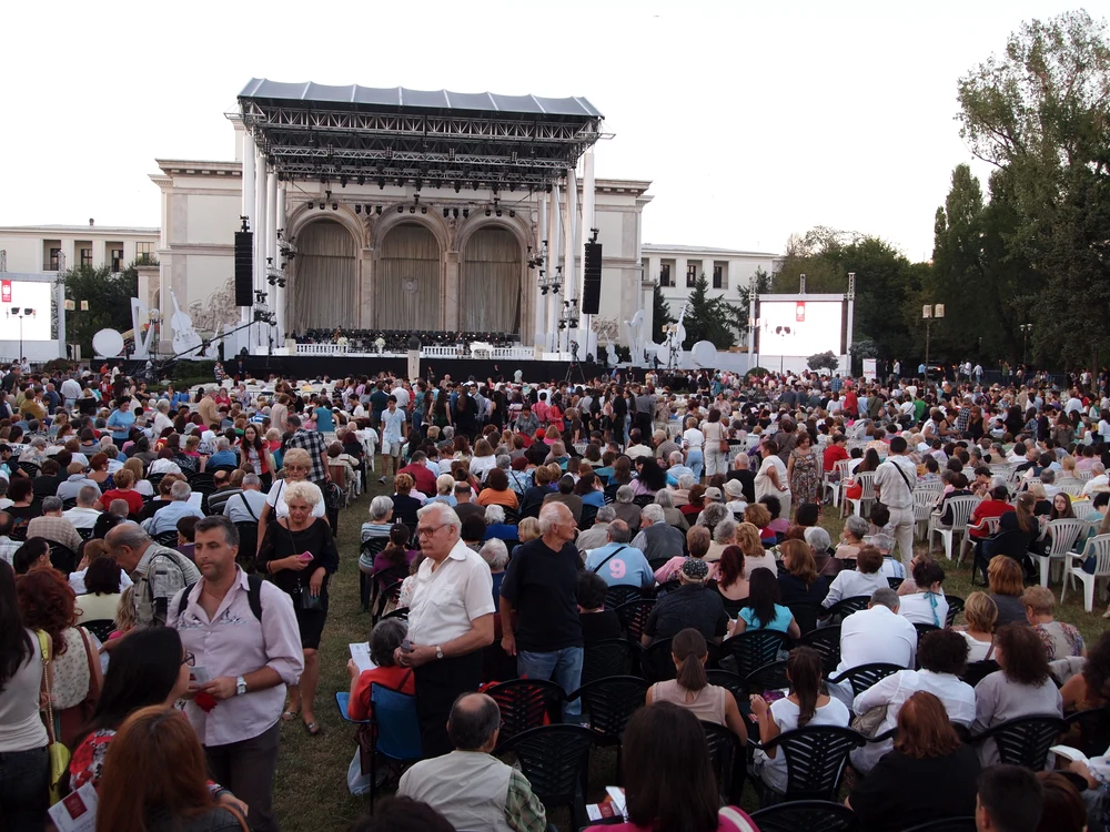 Spectatorii si-au ocupat locurile inca de la ora 16.00, chiar daca evenimentul a inceput la ora 20.30