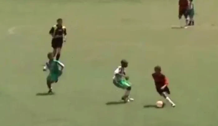 
    Cassiano Bouzon vrajeste mingea la doar 11 ani  