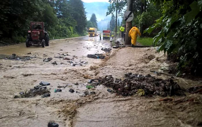 
    Drumul a fost blocat de crengi și bolovani foto:  Laura Petrescu  