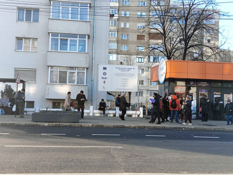 Încă o investiție ridicolă la Bacău. Primăria pune jardiniere cu pământ în locul băncilor montate invers FOTO