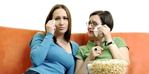 femei se uita la tv si plang
