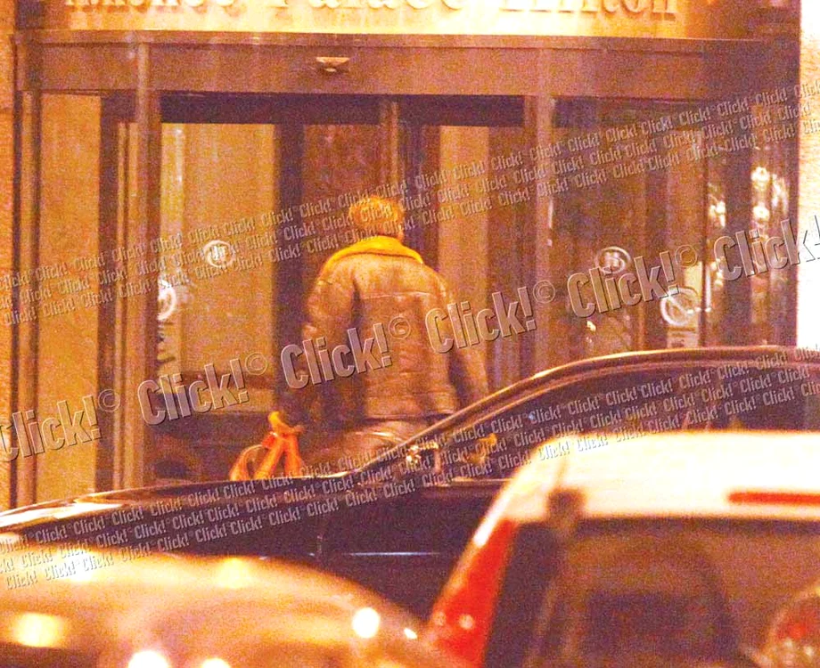 Cage intră primul în hotel.  Nici de data aceasta nu doreşte să fie ajutat  la căratul bagajelor