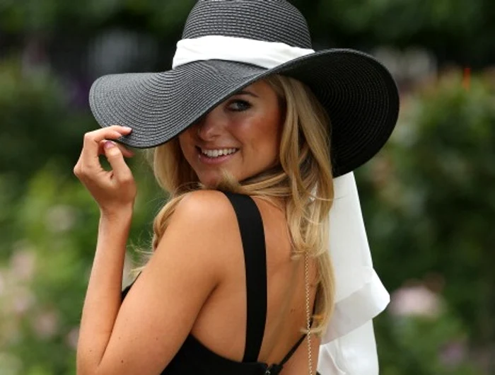 
    Kimberley Garner și-a arătat fundul la cumpărături în St. TropezFoto Getty  