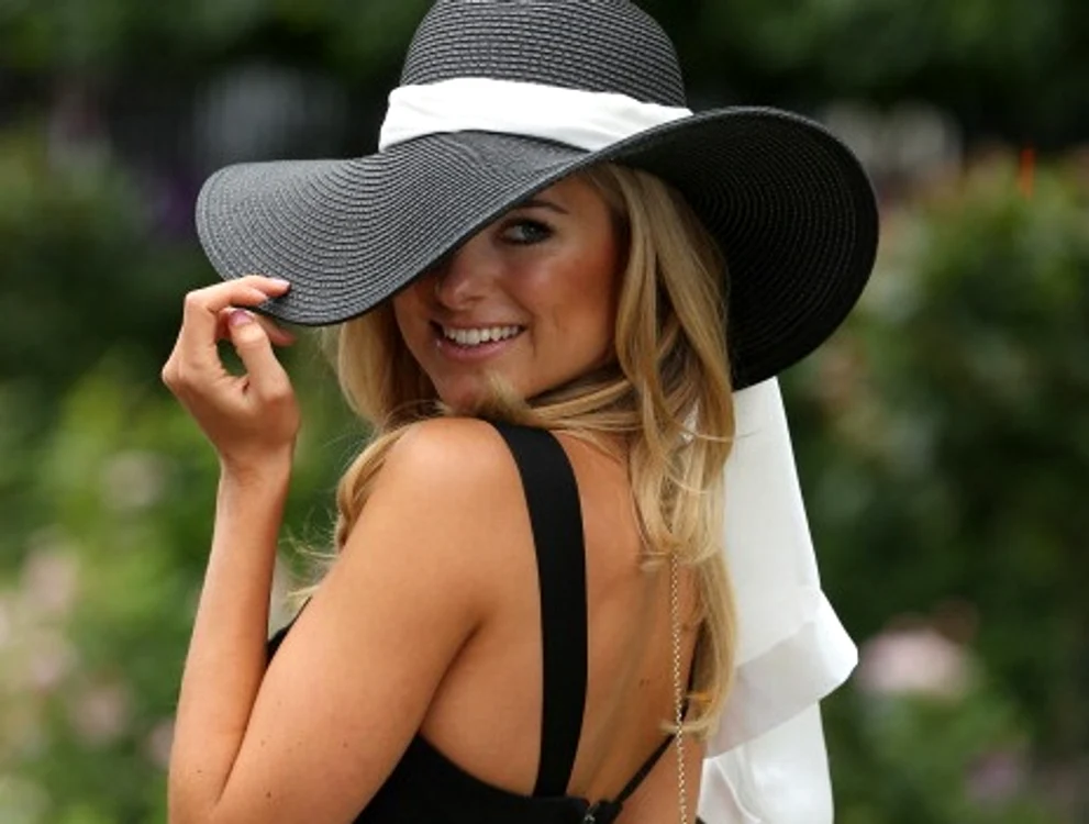 
    Kimberley Garner și-a arătat fundul la cumpărături în St. TropezFoto Getty  