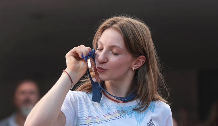 Ana Maria Bărbosu, fericită pentru medalia primită cu întârziere. Foto Inquam Photos