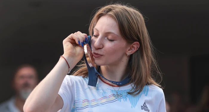 Ana Bărbosu și medalia îndelung disputată. Foto Inquam Photos/ George Calin