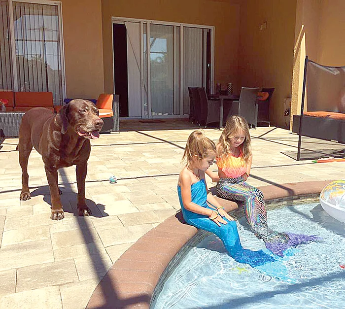 Lara și Sara se bălăcesc în piscina vilei din SUA
