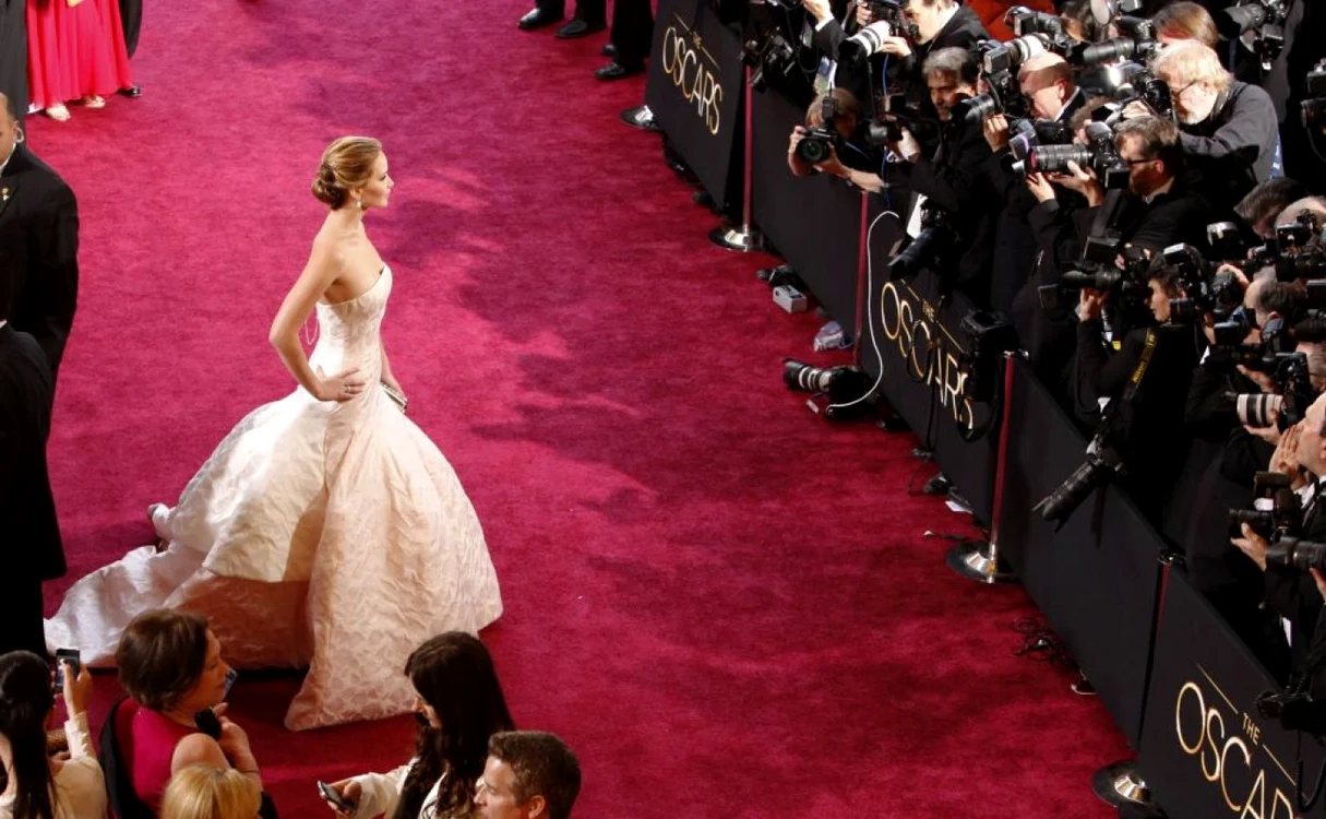 Jennifer Lawrence, câştigătoarea categoriei „Cea mai bună actriţă în rol principal”, pentru reprezentaţia din filmul „Silver Linings Playbook”, pe covorul roşu, rochie de prinţesă, într-o nuanţă pala, marca Dior Haute Couture FOTO Reuters