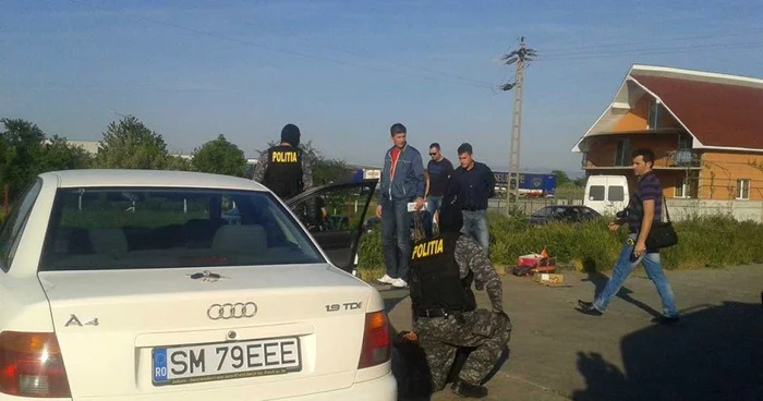 Bărbaţii au fost prinşi pe strada Botizului, într-o staţie de carburanţi FOTO Cristina Cîcău