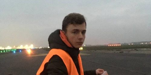 Activist ecologist pe pista aeroportului din Berlin FOTO Twitter Letze Generation jpeg